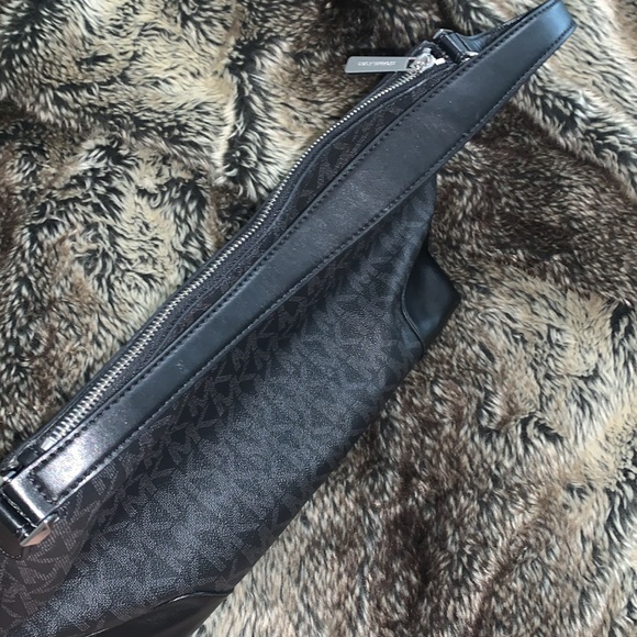 Michael Kors Signature Black/Grey Shoulder Bag - Picture 5 of 9